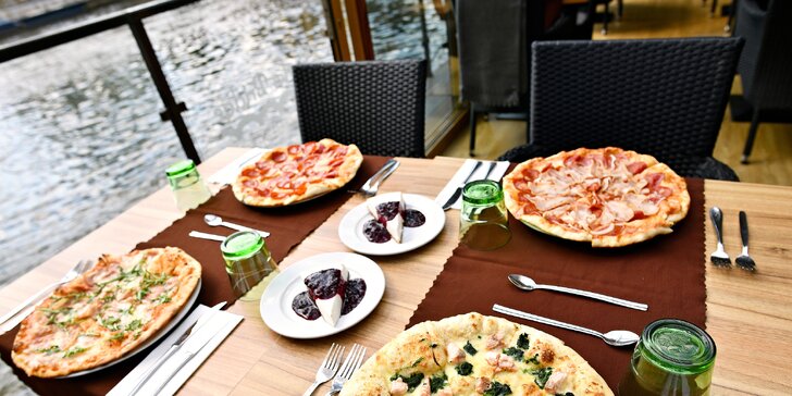 Pizza a cheesecake u Karlova mostu: posezení s výhledem i odnos s sebou