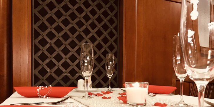 Romantický pobyt v Hradci pro zamilované páry: polopenze s večeří při svíčkách, VIP vstupy do muzea
