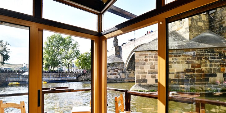 3chodové menu s výhledem na Karlův most: kotleta, losos, kachní stehno či lasagne