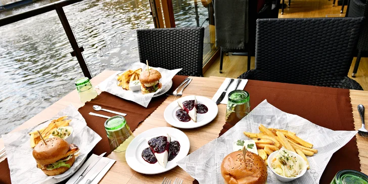 Posezení u Karlova mostu: burger podle výběru, hranolky, salát a cheesecake
