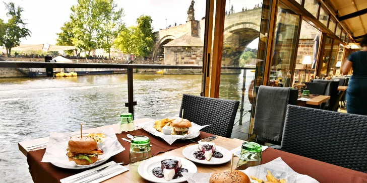 Posezení u Karlova mostu: burger podle výběru, hranolky, salát a cheesecake