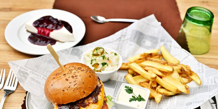 Posezení u Karlova mostu: burger podle výběru, hranolky, salát a cheesecake