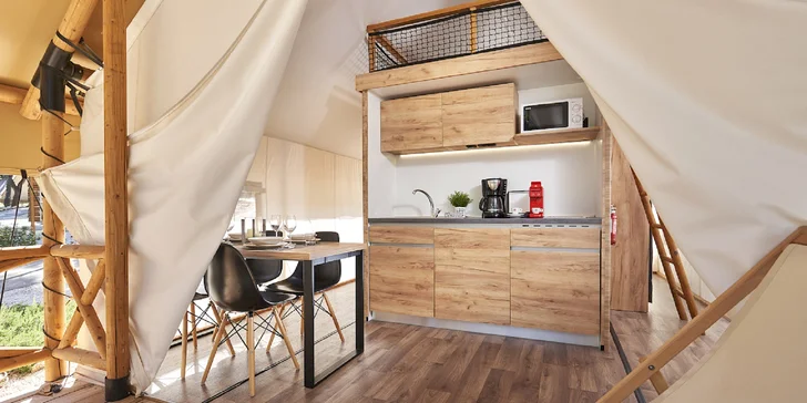 Glamping ve zbrusu novém resortu na jihu Rakouska: luxusní stan nebo tree house, vstupy do vodního světa