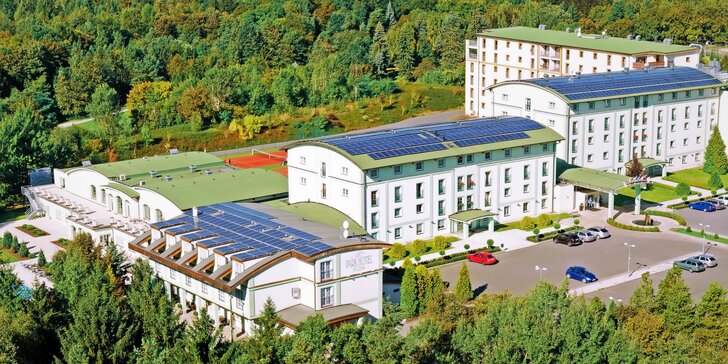 Pobyt v Plzni: 4* hotel se snídaní, hodinovou hrou tenisu a padelu i welcome drink