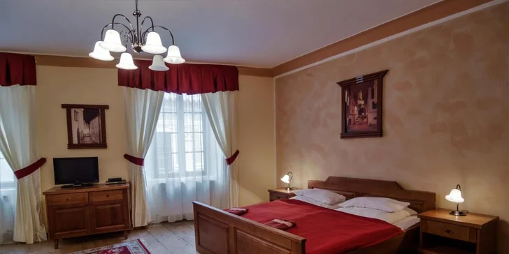 Pobyt se snídaní a lahví vína v srdci Českého Krumlova: pokoj nebo apartmán až pro 5 osob