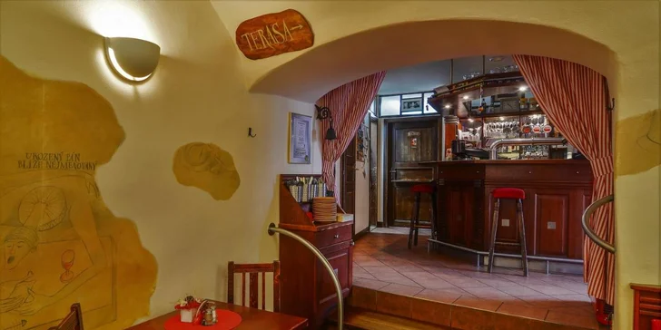 Pobyt se snídaní a lahví vína v srdci Českého Krumlova: pokoj nebo apartmán až pro 5 osob