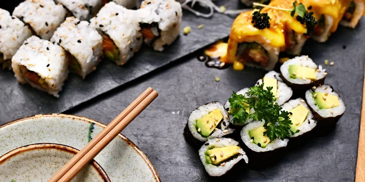 Sety v dejvickém Sushi DuHa: 17–32 rolek, miso polévky i lososový tartar