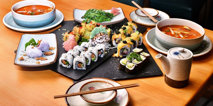 Set s 30 ks sushi, polévkami Tom kha gai, wakame salátem a mochi koláčky