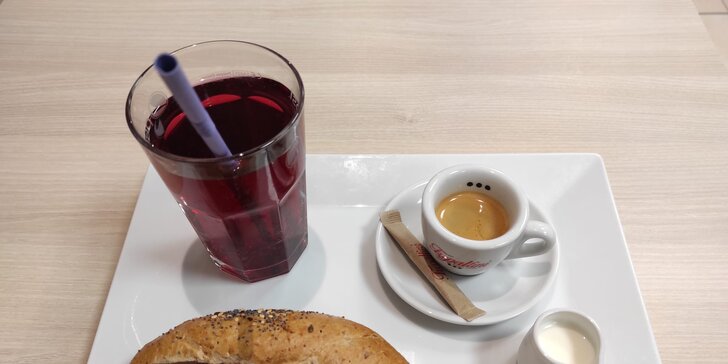 Ovocný pohár, chia pudink či obložená bageta nebo croissant, káva a limonáda pro 1 i 2 osoby
