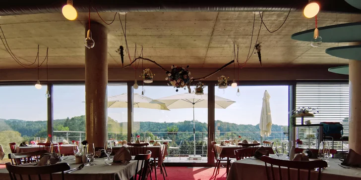 Menu o třech chodech pro 2 osoby a lahev vína: caprese, steak z roštěné či salát a ovocný sorbet