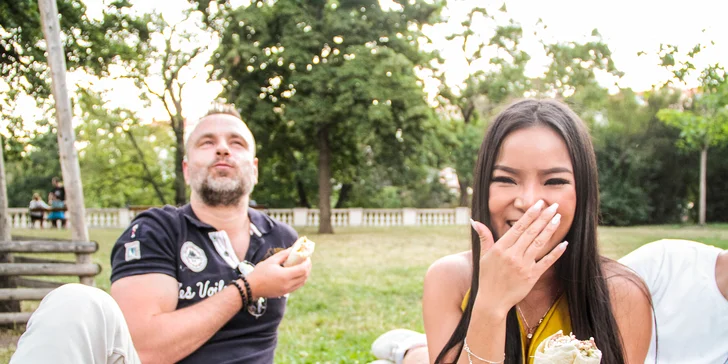Piknikový koš plný dobrot pro 2 až 4 osoby: burrito, sladké a slané koláče, limonády i zapůjčení deky
