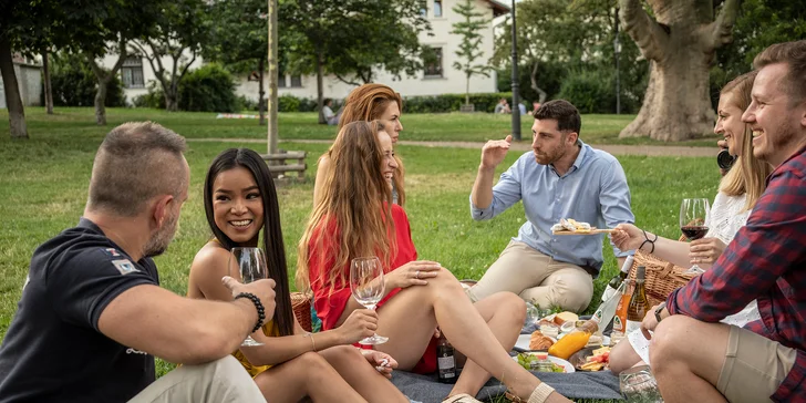 Piknikový koš plný dobrot pro 2 až 4 osoby: burrito, sladké a slané koláče, limonády i zapůjčení deky