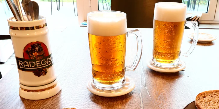 Tác smažených dobrot a i pivo na zapití: vepřová kotleta, kuřecí ve strouhance i sýrové kousky