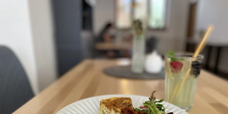 Domácí cheesecake nebo francouzský quiche, limonáda a káva dle výběru pro 1 i pro 2 osoby