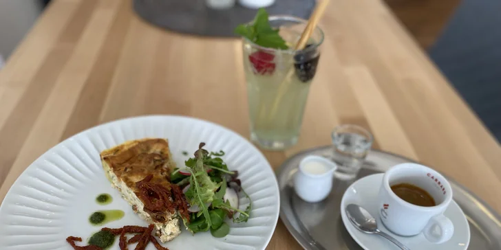 Domácí cheesecake nebo francouzský quiche, limonáda a káva dle výběru pro 1 i pro 2 osoby