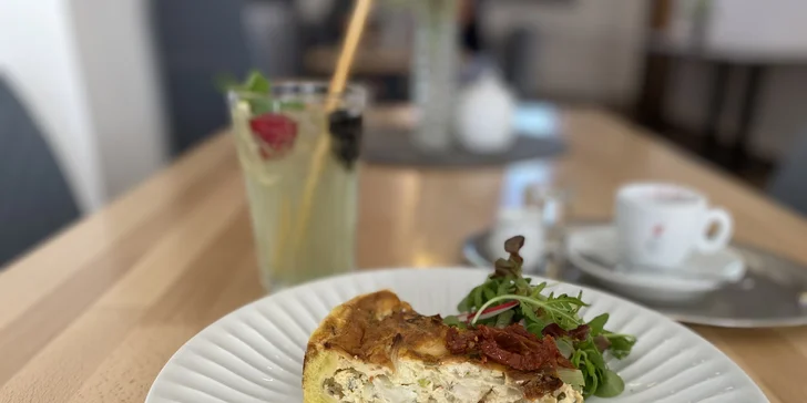 Domácí cheesecake nebo francouzský quiche, limonáda a káva dle výběru pro 1 i pro 2 osoby