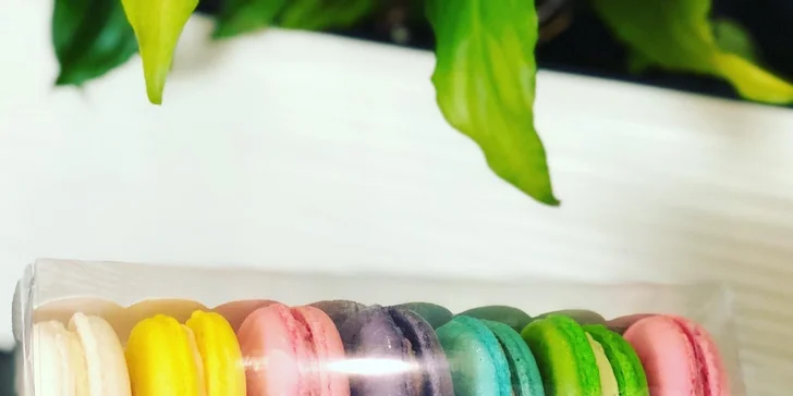 Sladká chvilka pro jednoho či dva: makronky na výběr z 18 druhů s kávou nebo limonádou