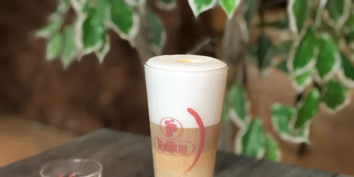 Sladká chvilka pro jednoho či dva: makronky na výběr z 18 druhů s kávou nebo limonádou