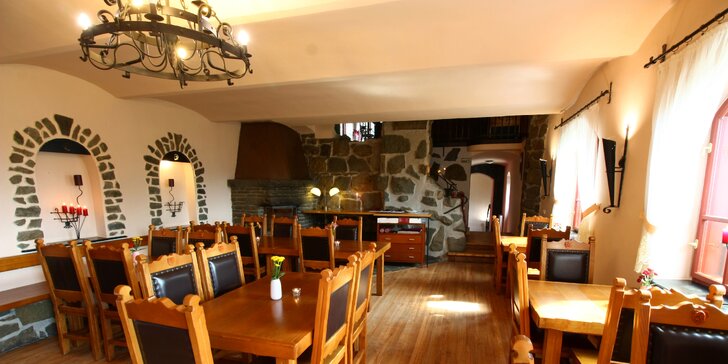 4chodové menu v zámecké restauraci i masáž a šungitová jeskyně pro 2 osoby
