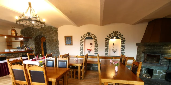 4chodové menu v zámecké restauraci i masáž a šungitová jeskyně pro 2 osoby