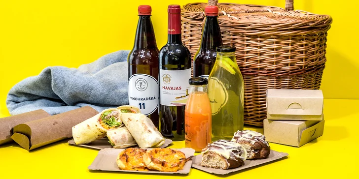 Piknikový koš plný dobrot pro 2 až 4 osoby: burrito, sladké a slané koláče, limonády i zapůjčení deky