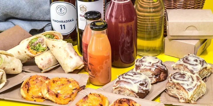 Piknikový koš plný dobrot pro 2 až 4 osoby: burrito, sladké a slané koláče, limonády i zapůjčení deky