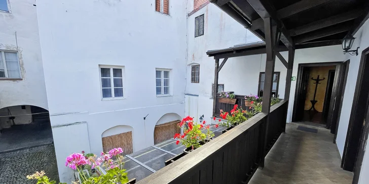 Pobyt se snídaní a lahví vína v srdci Českého Krumlova: pokoj nebo apartmán až pro 5 osob