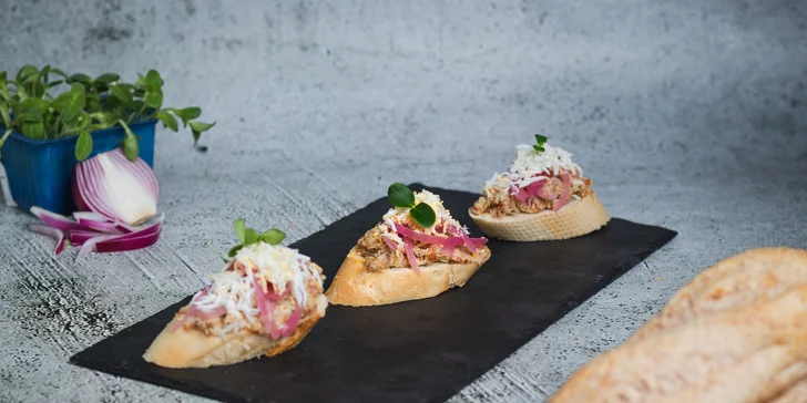 Otevřený voucher na miniburgery, kanapky i na něco sladkého