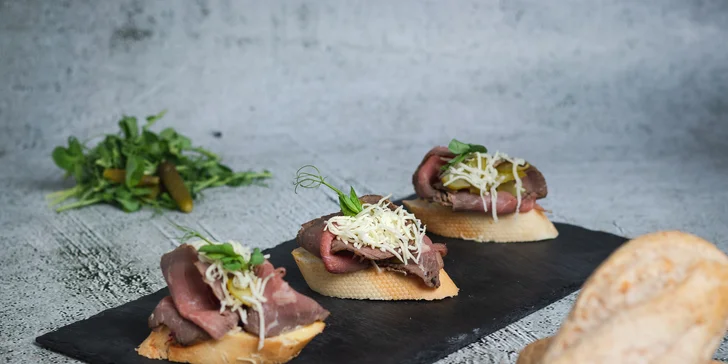 Otevřený voucher na miniburgery, kanapky i na něco sladkého