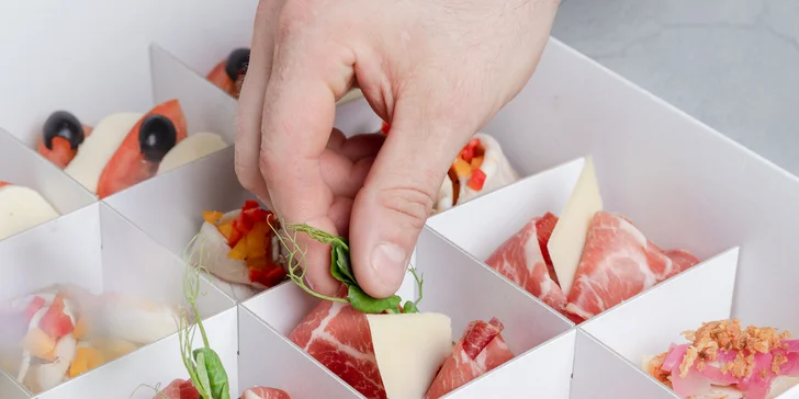Otevřený voucher na miniburgery, kanapky i na něco sladkého