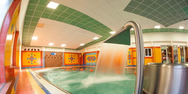 60 minut bowlingu, 2 hodiny v krytém bazéně a sleva na masáž pro 2, 4 nebo 8 osob