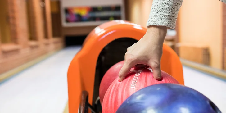 60 minut bowlingu, 2 hodiny v krytém bazéně a sleva na masáž pro 2, 4 nebo 8 osob