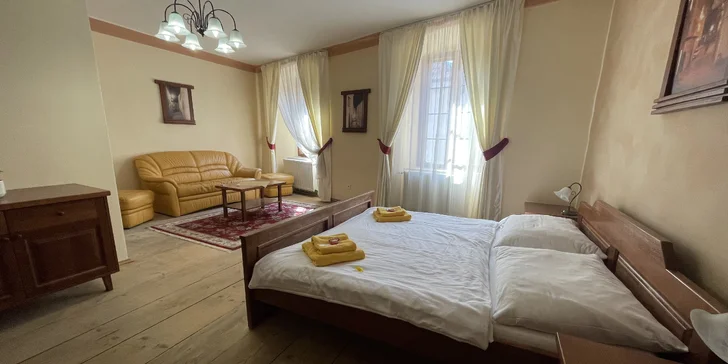 Pobyt se snídaní a lahví vína v srdci Českého Krumlova: pokoj nebo apartmán až pro 5 osob