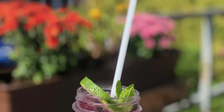 Velká zmrzlinová makronka a káva nebo limonáda pro 1 či 2 osoby
