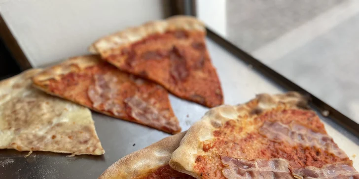Standardní nebo velká pizza podle výběru k odnosu nebo rozvozu