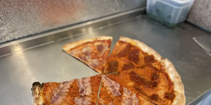 Standardní nebo velká pizza podle výběru k odnosu nebo rozvozu