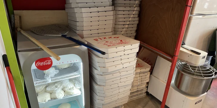 Standardní nebo velká pizza podle výběru k odnosu nebo rozvozu