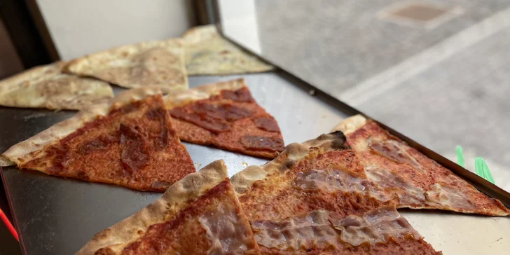 Standardní nebo velká pizza podle výběru k odnosu nebo rozvozu