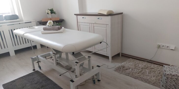 Klasická masáž zad a šíje či celého těla na 60–90 minut nebo reflexní terapie nohou a masáž lýtek i stehen