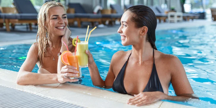 Dámská jízda pro 2–4 osoby: polopenze s moravským přívlastkovým vínem a proseccem, wellness a procedury