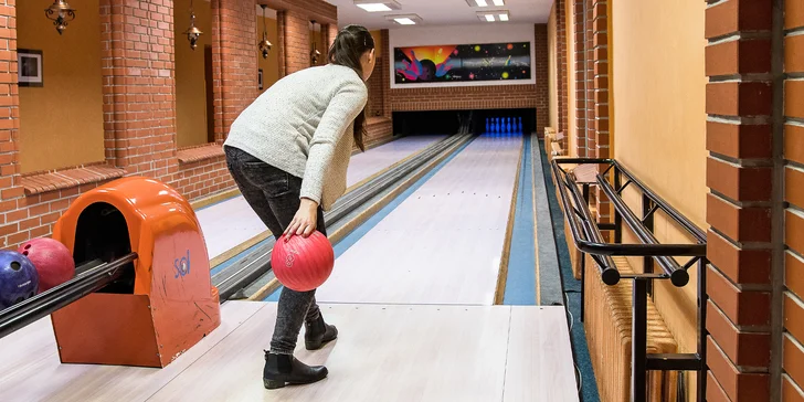 60 minut bowlingu, 2 hodiny v krytém bazéně a sleva na masáž pro 2, 4 nebo 8 osob