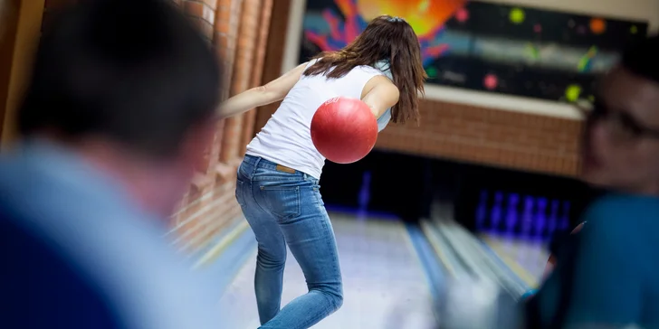 60 minut bowlingu, 2 hodiny v krytém bazéně a sleva na masáž pro 2, 4 nebo 8 osob