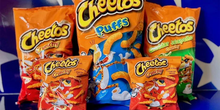 Balíčky amerických dobrot: kukuřičné křupky Cheetos a tyčinky Reese's v různých příchutích