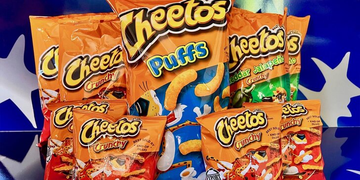 Balíčky amerických dobrot: kukuřičné křupky Cheetos a tyčinky Reese's v různých příchutích