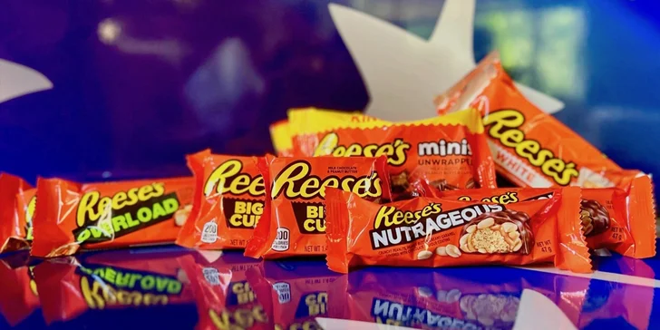 Balíčky amerických dobrot: kukuřičné křupky Cheetos a tyčinky Reese's v různých příchutích