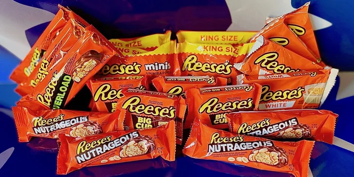 Balíčky amerických dobrot: kukuřičné křupky Cheetos a tyčinky Reese's v různých příchutích