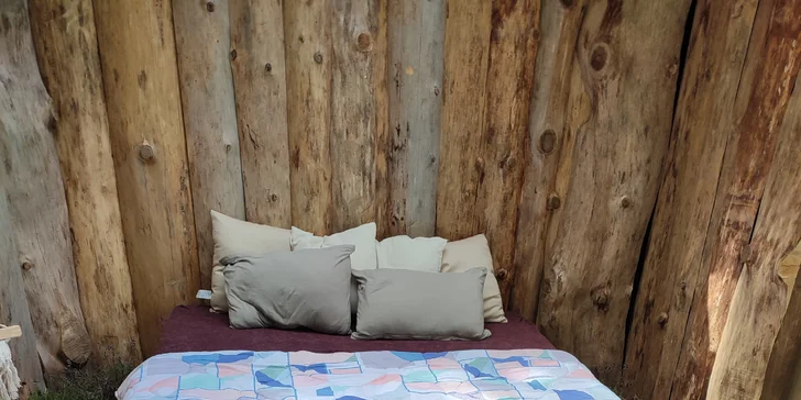 Romantika s nádechem dobrodružství: pobyt na kraji lesa v otevřené chatce