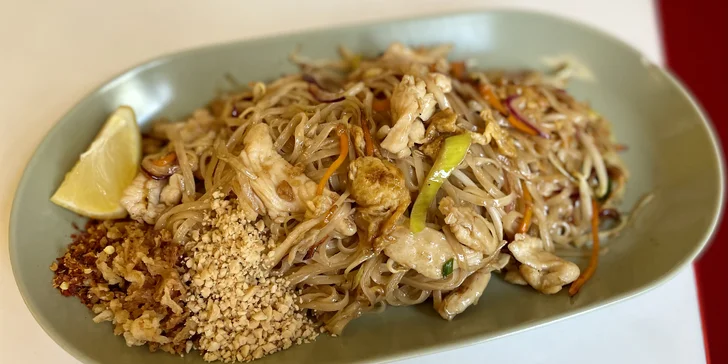 Asie pro dva: polévka, závitky a smažené krevety, nudle Pad Thai a kuřecí kari s rýží i nápoje