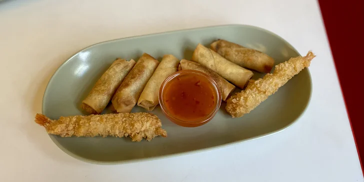 Asie pro dva: polévka, závitky a smažené krevety, nudle Pad Thai a kuřecí kari s rýží i nápoje