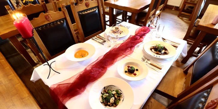 4chodové menu v zámecké restauraci i masáž a šungitová jeskyně pro 2 osoby
